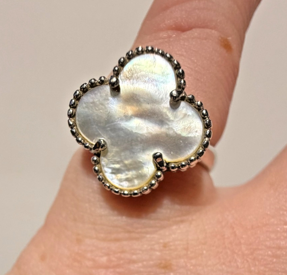 925 Sterling Silver Mother Of Pear 4 Leaf Flower Ring. Size 5.75